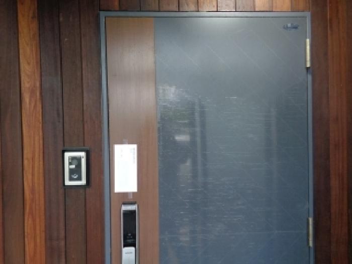 소재지 4.(옹포남2길 51-7 펜트힐협제제7동) 출입문에 안내문 부착 사진