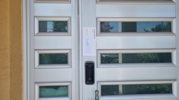 소재지2(516로 23) 제시 건물 1층 현관문에 부착한 안내문