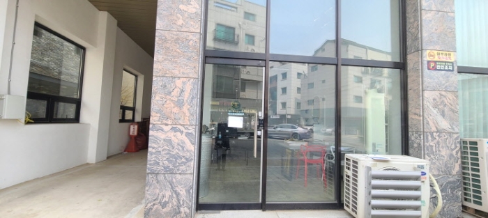 목록 2 건물 중 1층(인테리어 디자인 끌림) 출입구 전경 (안내문 부착) 2