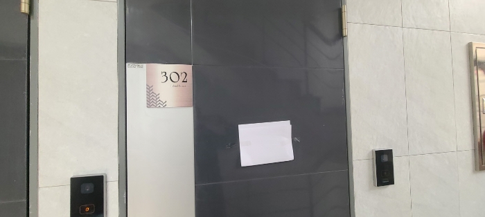 목록 2 건물 중 302호 출입구 전경(안내문 부착) 