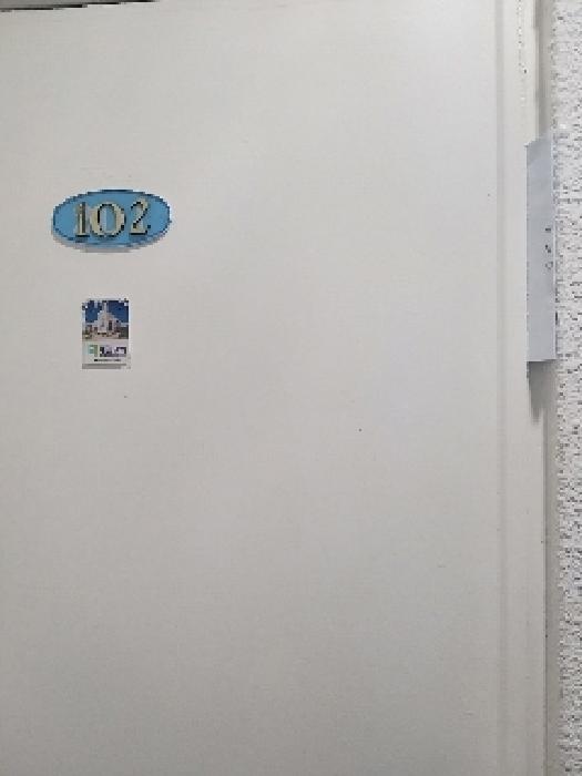 102호 세대 출입문