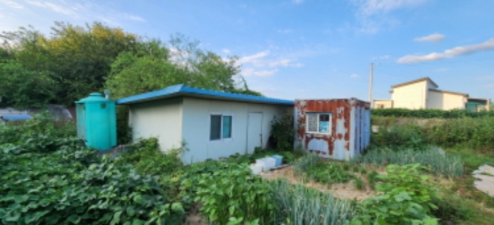 목록10 소재 제시외 컨테이너 및 이동식 화장실 전경 