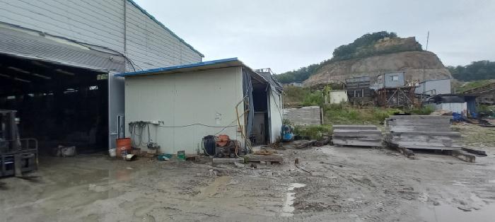 목록13. 토지 및 그 지상 제시외 건물인 공장