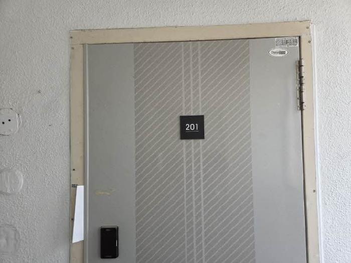 본건 201호 현관문