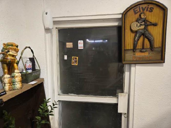 본건 지하층 출입문(담배가게 맞은편)