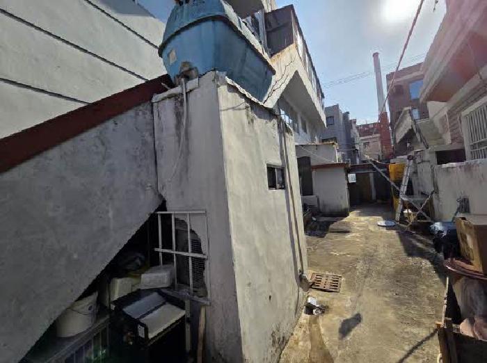 본건 대문 출입구 안쪽 전경