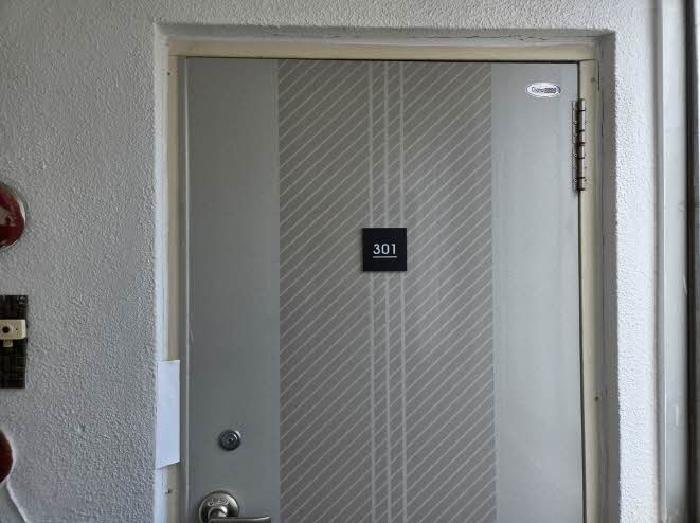 본건 301호 현관문