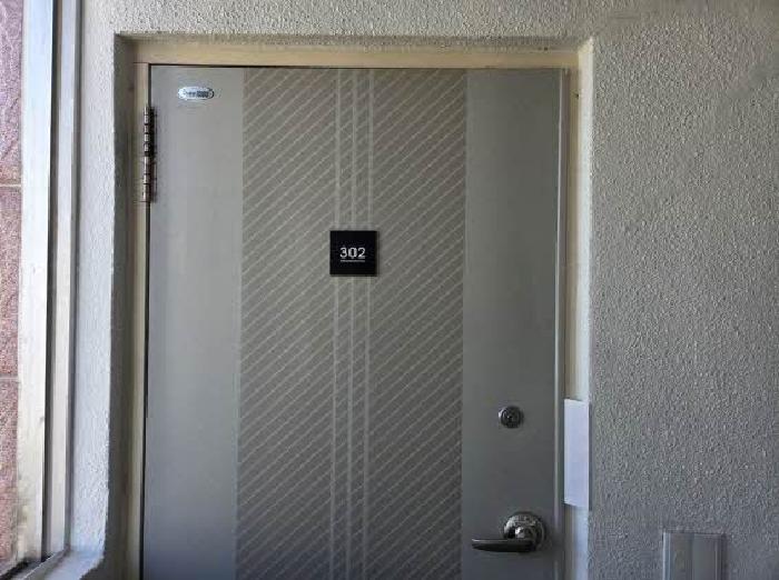 본건 302호 현관문