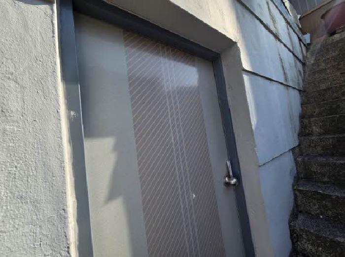 본건 대문 출입구 안쪽 2층 출입문