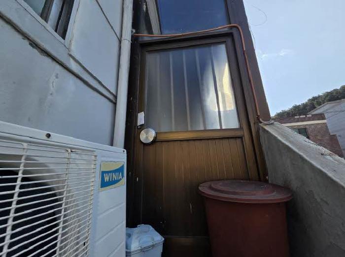 본건 대문 출입구 안쪽 3층 출입문