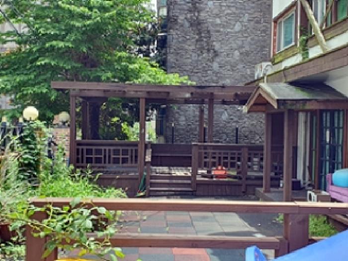 본건 제시외 (ㄱ)목조 휴게시설 전경