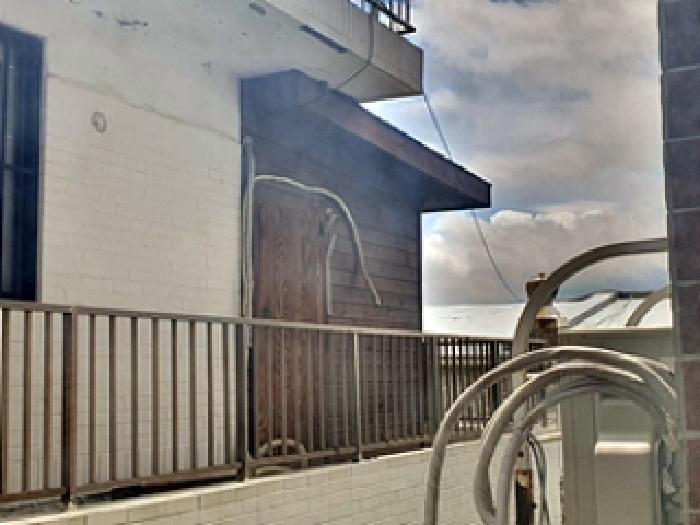 본건 제시외 (ㄷ)아스팔트슁글지붕 다용도실 전경