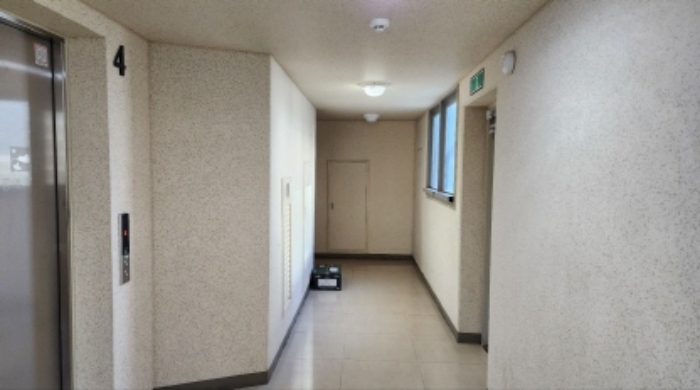 403호 앞 복도