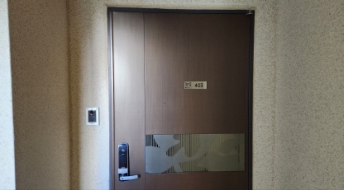 403호 출입문