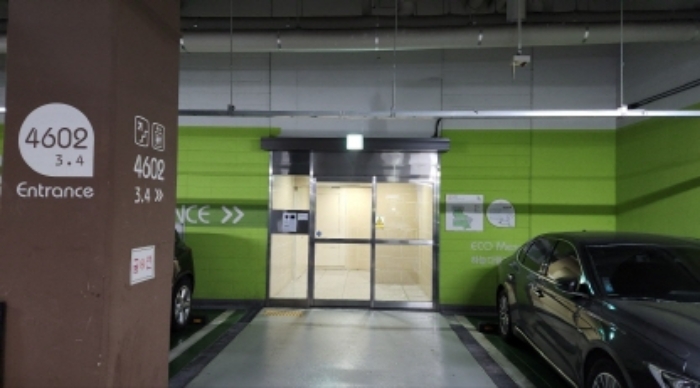 지하주차장 출입현관