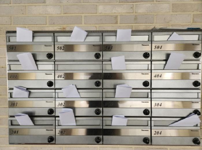 현황조사안내문을 삽입하여 둔 우편함