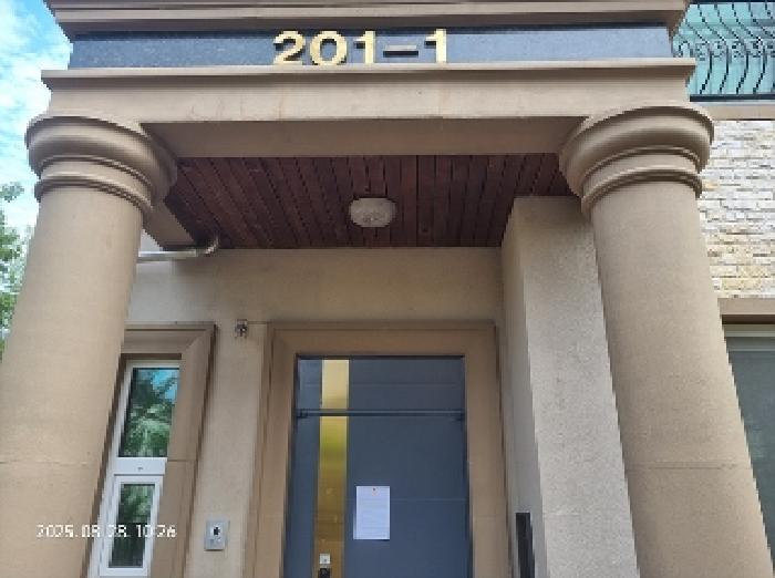 본건 주택 출입문에 부동산경매안내문을 부착