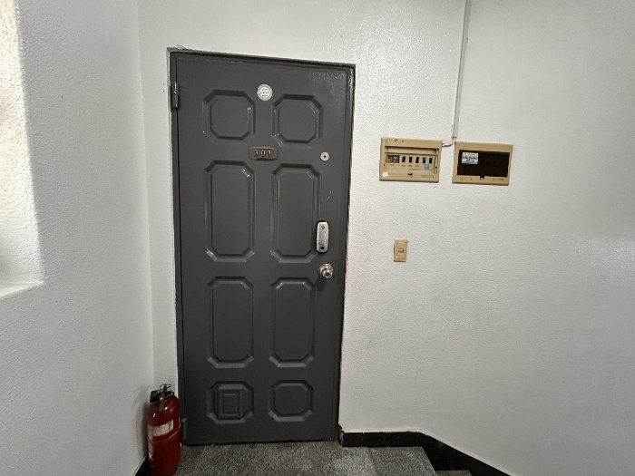 3층 301호 출입문