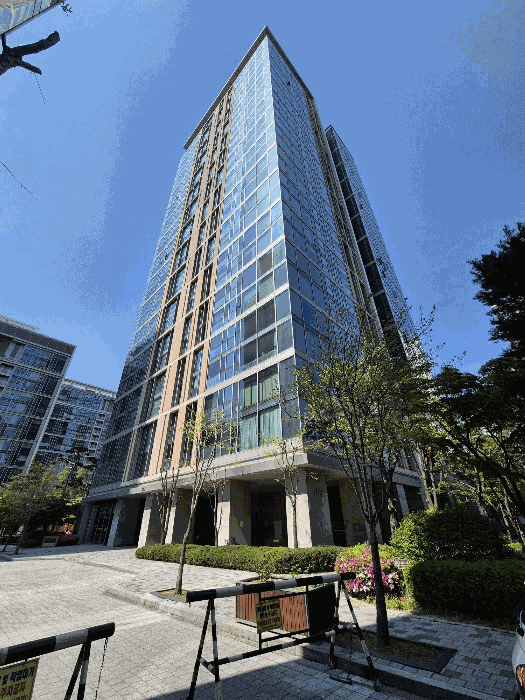 남동측에서 본 전경