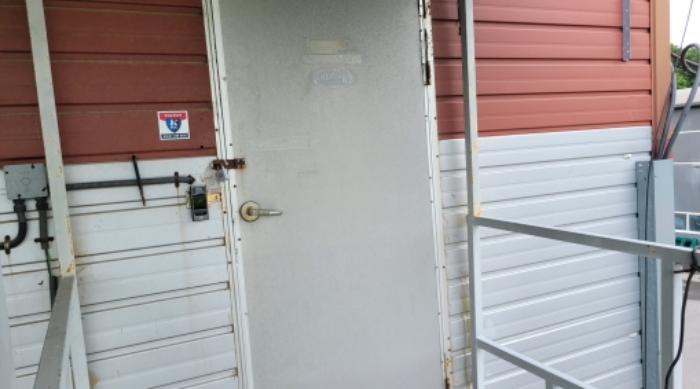 목록 2. 2층 출입문