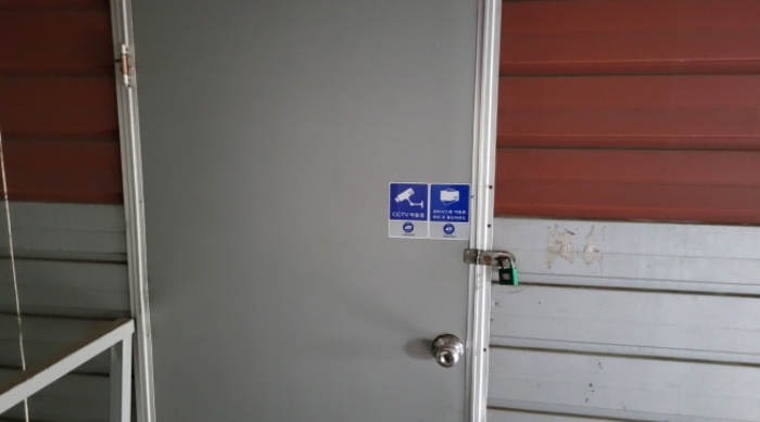 목록 3. 2층 출입문 