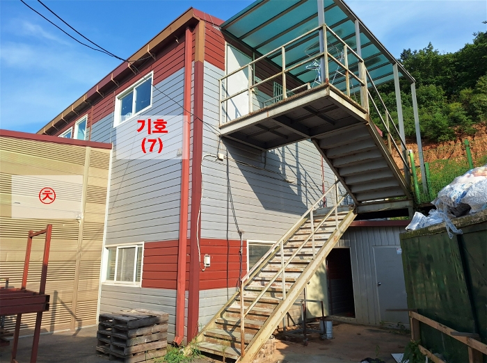 [ 기호(7) 및 외부철제계단, 제시외물건(㉩) ]