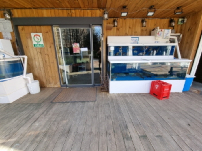 103호 선주횟집 출입문