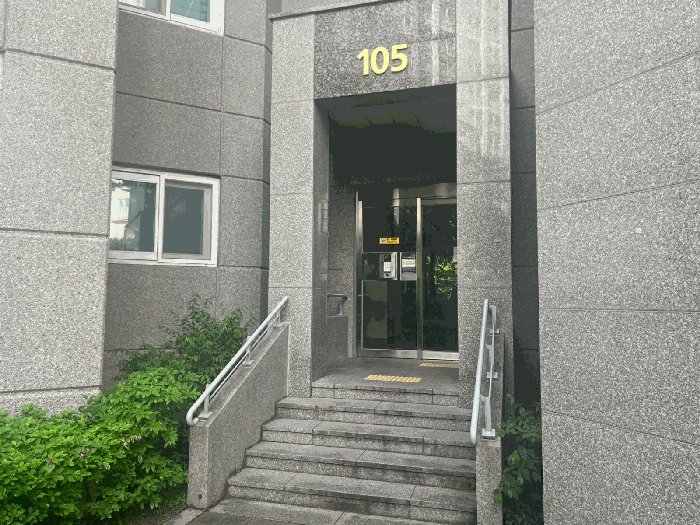 본건이 속한 "광주 태전동 우림필유" 105동 주출입구 전경