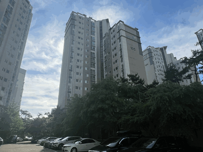 본건이 속한 "광주 태전동 우림필유" 105동 전경