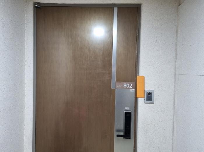 802호 출입문