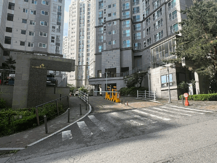 본건이 속한 "광주 태전동 우림필유" 단지 부출입구 전경