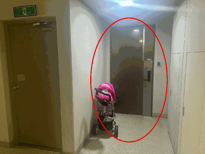 본건 세대 현관문 전경