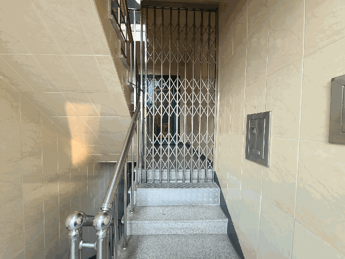 본건 건물 지상5층 주택 입구 전경