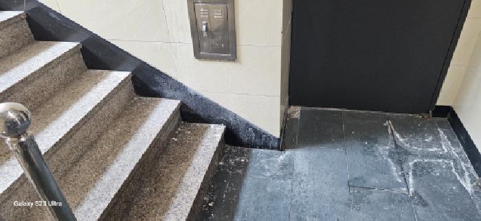 2층 복도 누수로 인한 오염