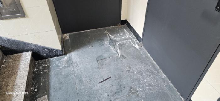 2층 복도 누수로 인한 오염