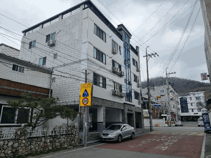 본건 전경 : 남서측에서 촬영