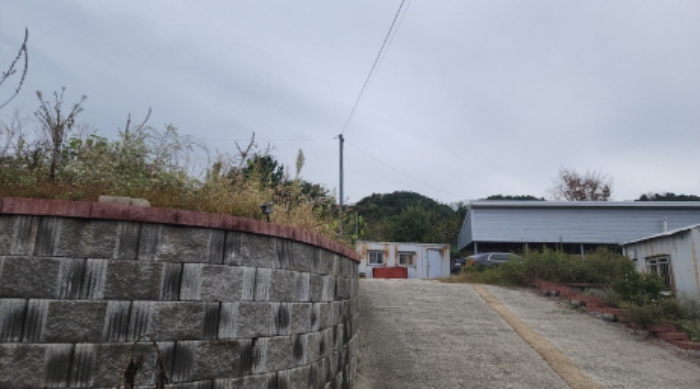 부동산의 표시 1. 지상에 소재하는 샌드위치판넬조 판넬지붕 단층 사무실 1동과 제시외 컨테이너박스 1동