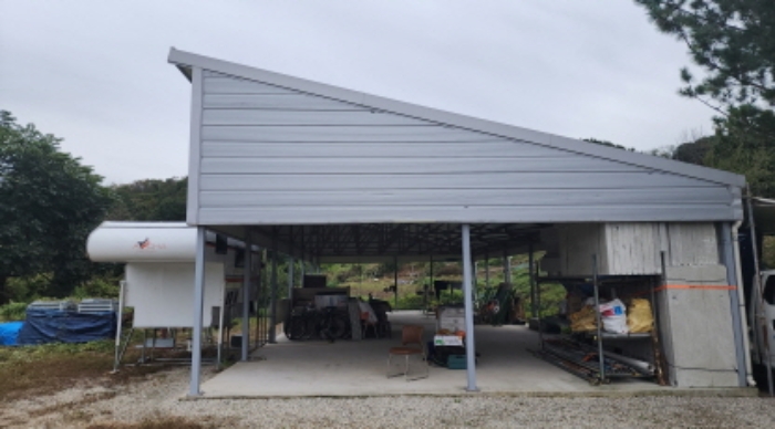 부동산의 표시 1과 2. 지상에 소재하는 샌드위치판넬조 판넬지붕 단층 창고 1동