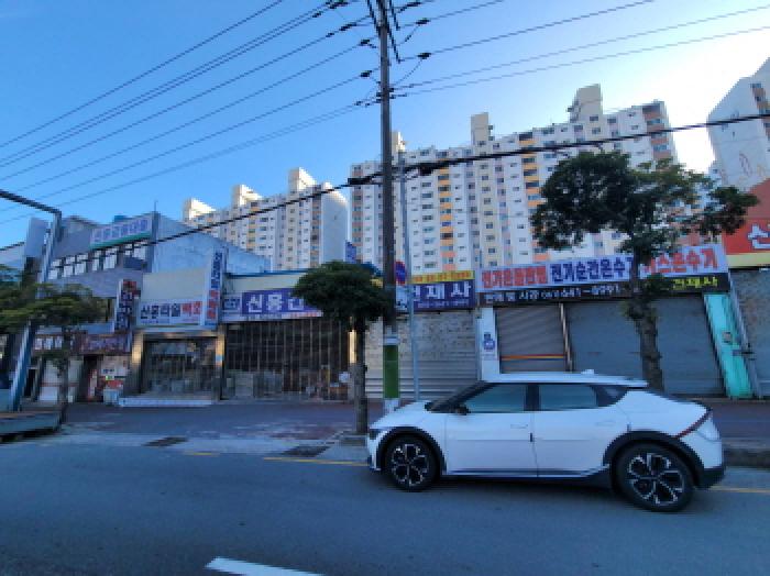도로변에서 바라본 본건 전경으로 두 필지에 점포 건물 소재함.