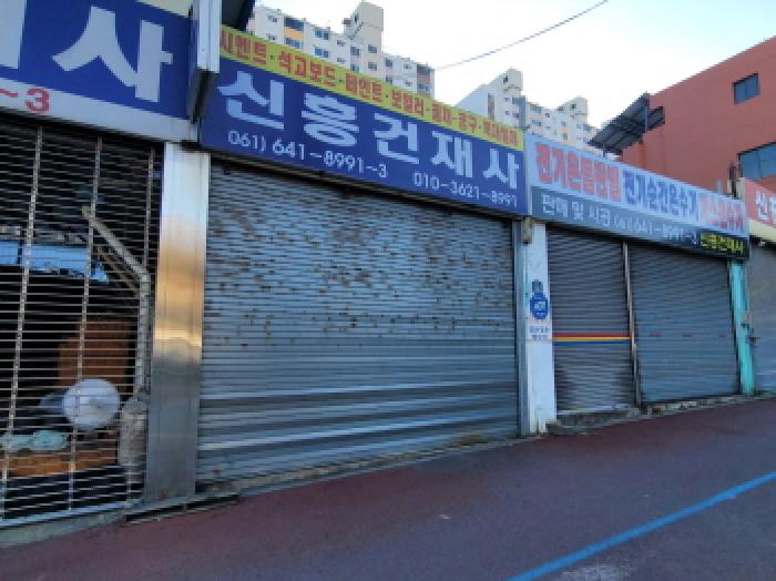 본건에는 판넬지붕 철골구조 점포 소재함.