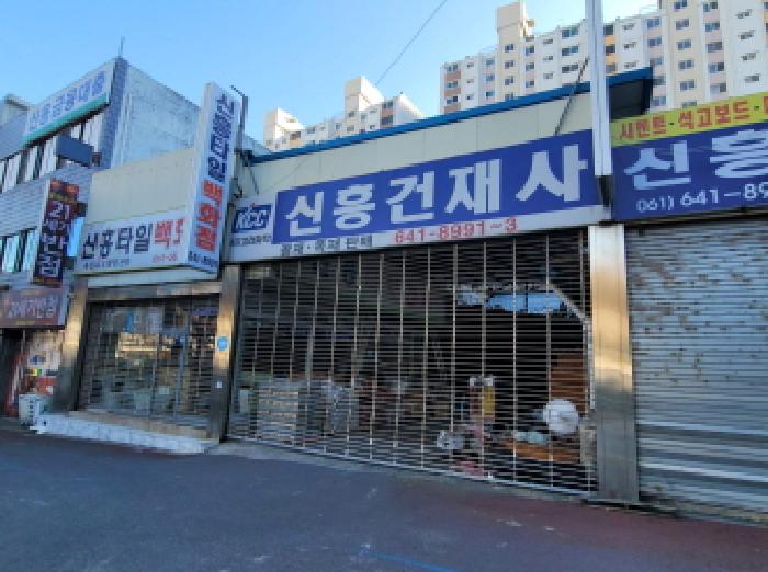 본건에는 판넬지붕 철골구조 점포 소재함.
