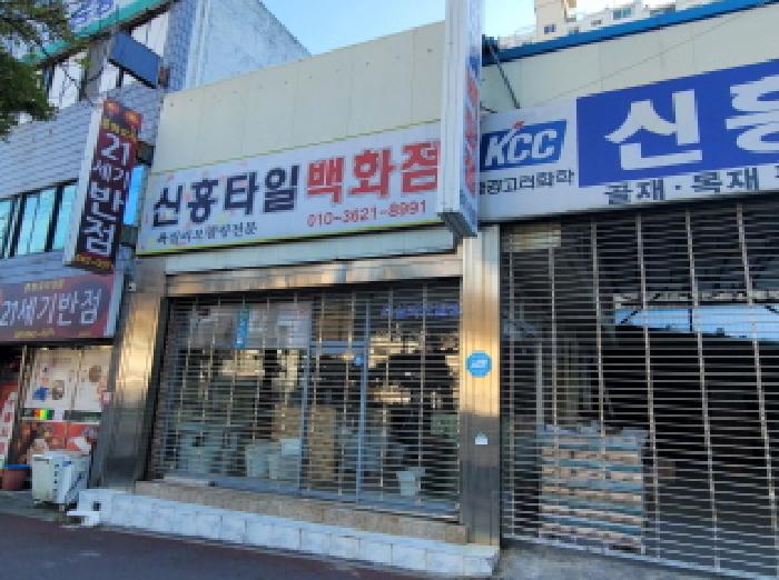 본건에는 판넬지붕 철골구조 점포 소재함.