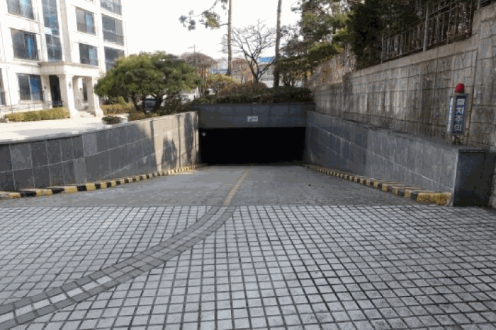 지하주차장 입구