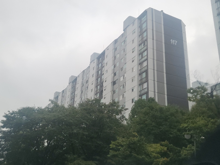 [본건 아파트 전경(북서측에서 촬영)]