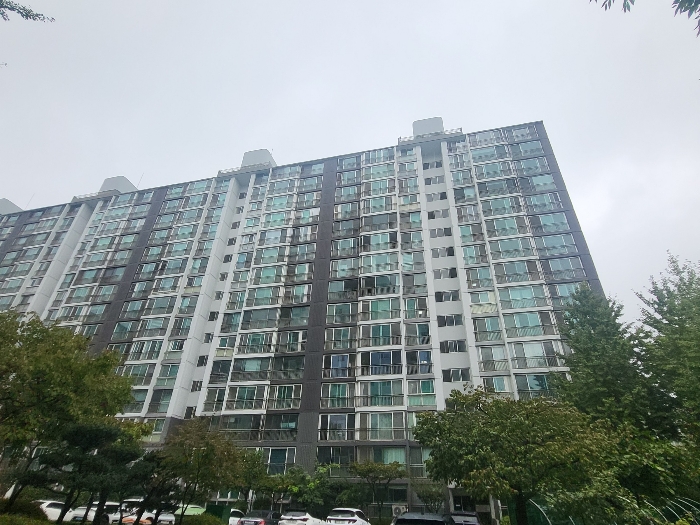 [본건 아파트 전경(남동측에서 촬영)]