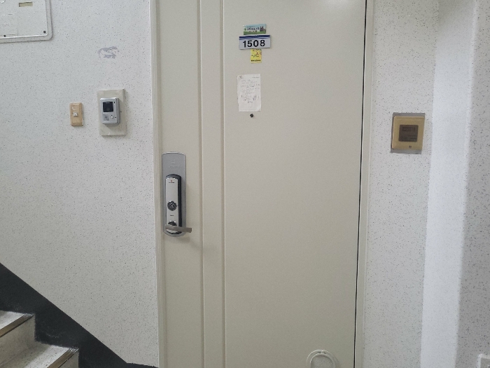 [본건 현관문(117동 15층 1508호)]