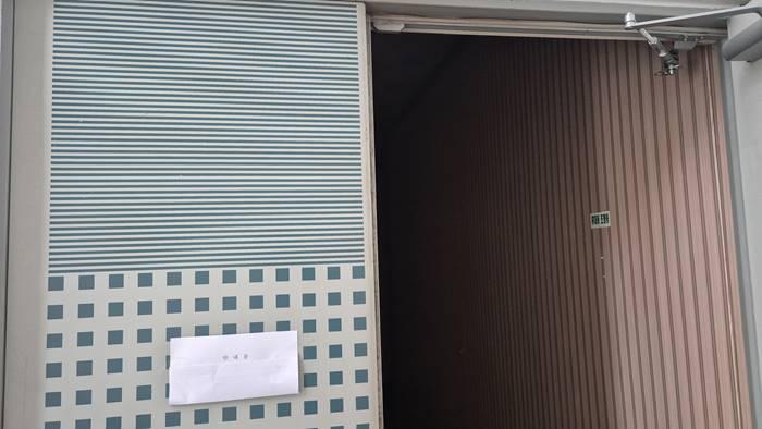 건물 좌측 4층 노래방 :  안내문부착