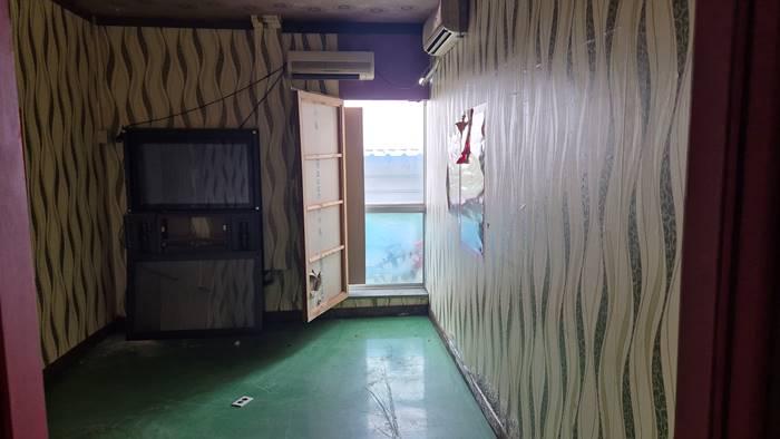 건물 좌측 4층 노래방 내부사진