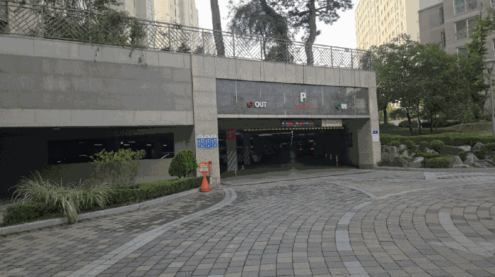 지하주차장 입구(동측 촬영)