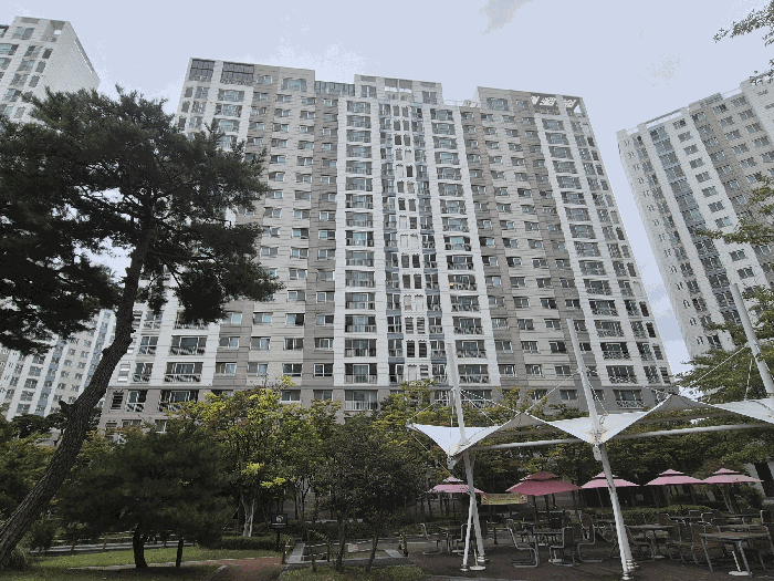 1동 건물의 전경